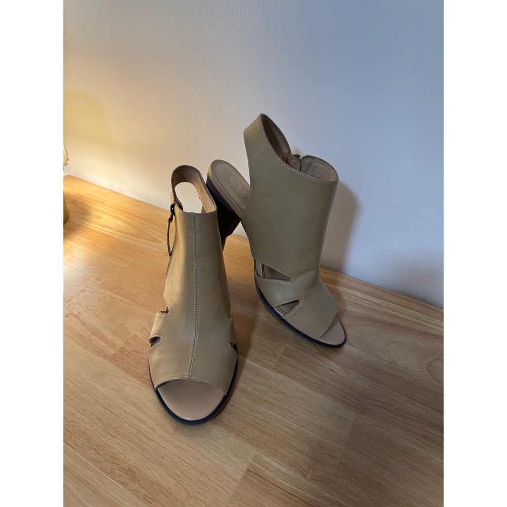 Bella Vita Tan Leather Open Toe Shooties Cutout Block Heel Slingback Sandals